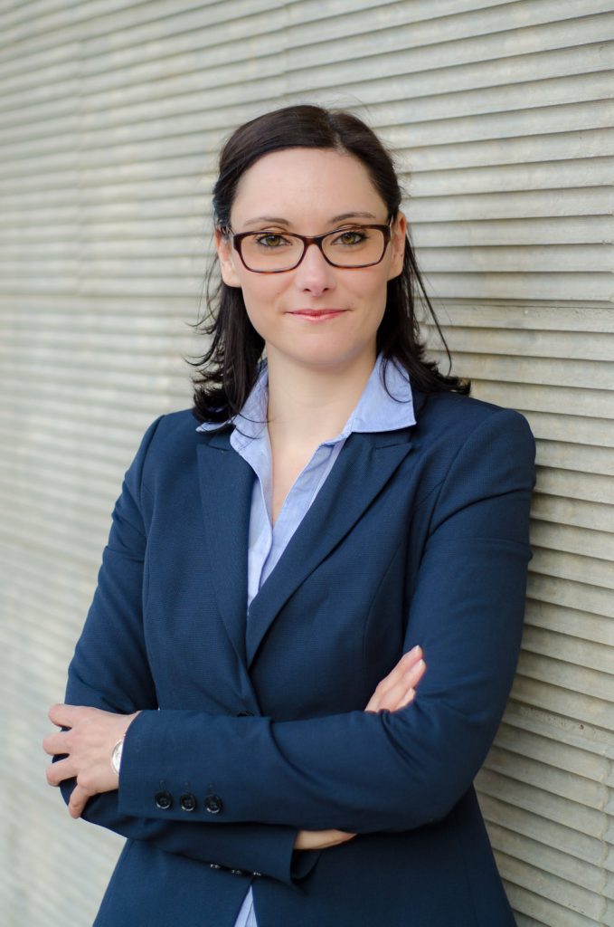 Business-Porträt einer Frau mit Brille im Blazer