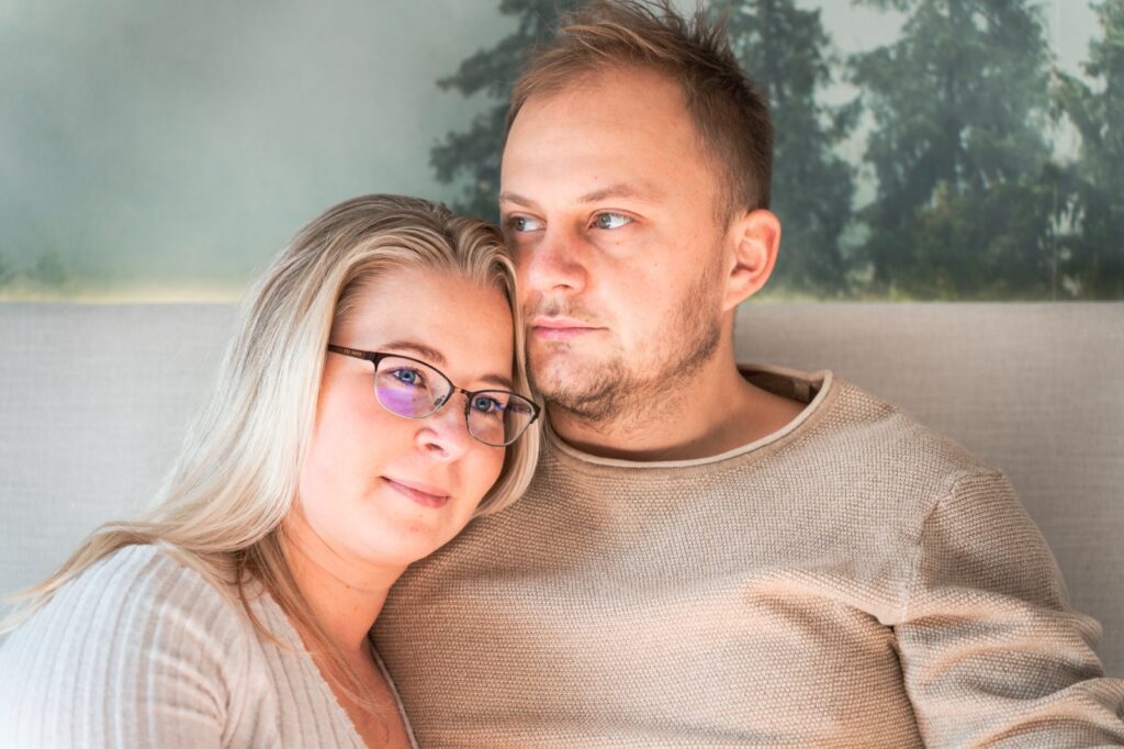 Eltern schmiegen sich zu Hause Wange an Wange aneinander