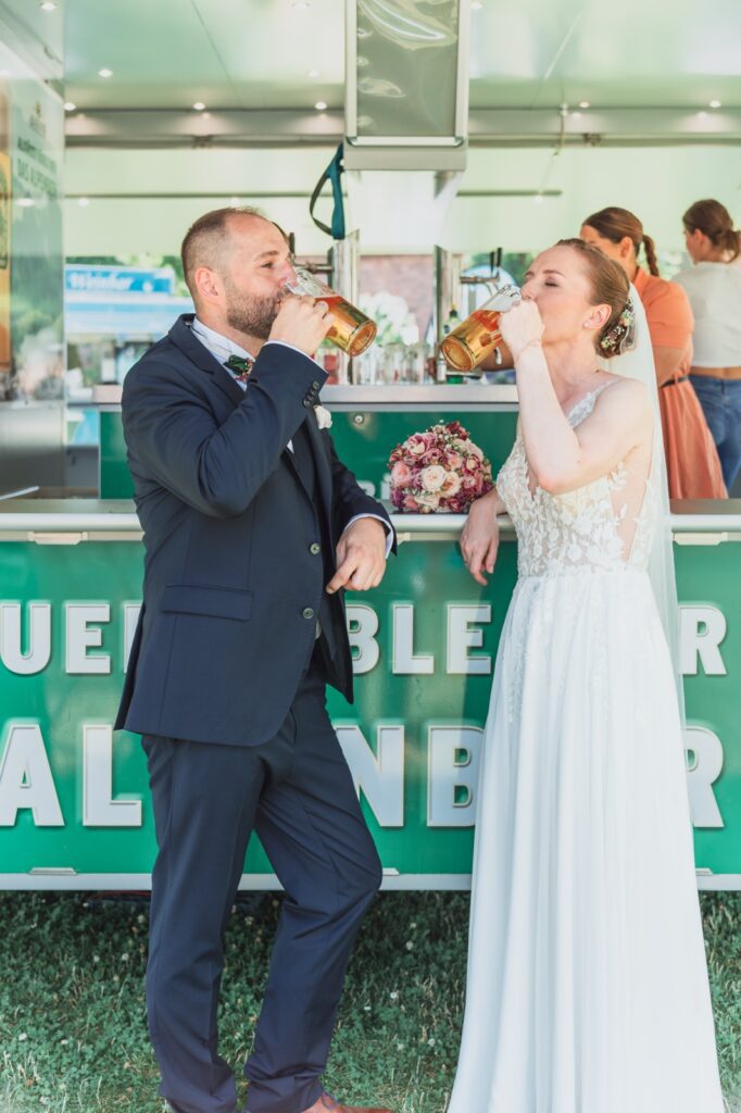 Brautpaar trinkt Bier an einem Foodtruck