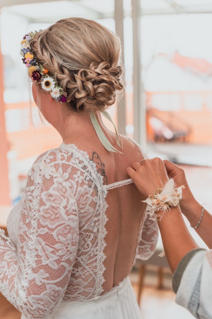 Getting Ready: Das Spitzenkleid der Braut wird geschnürt