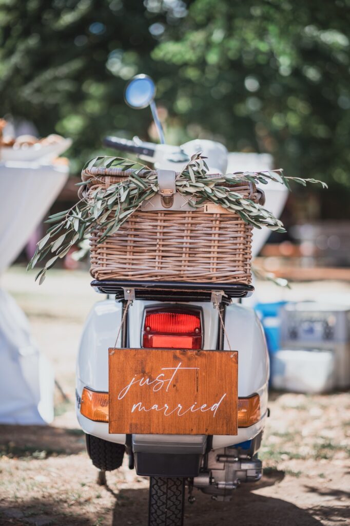 Vespa mit „Just married“-Schild